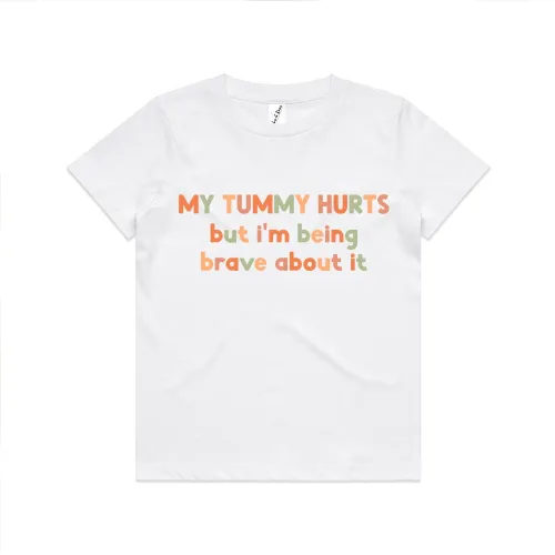 MY TUMMY HURTS BUT I'M BEING BRAVE KIDS TEE